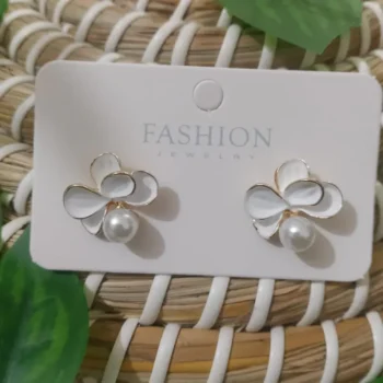 White Shell Flower Pearl Stud Earrings
